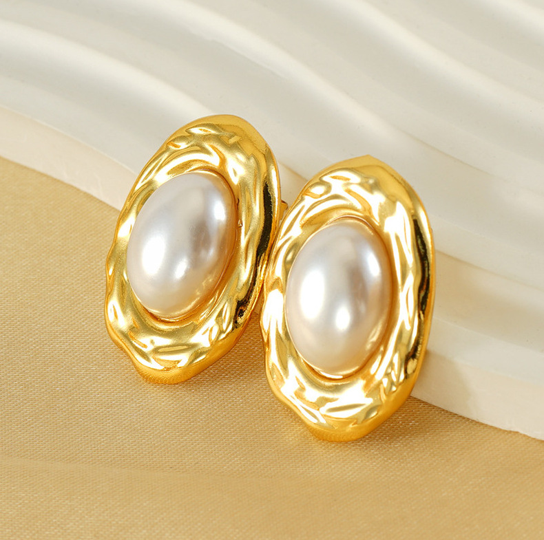 Ear Stud with Pearl