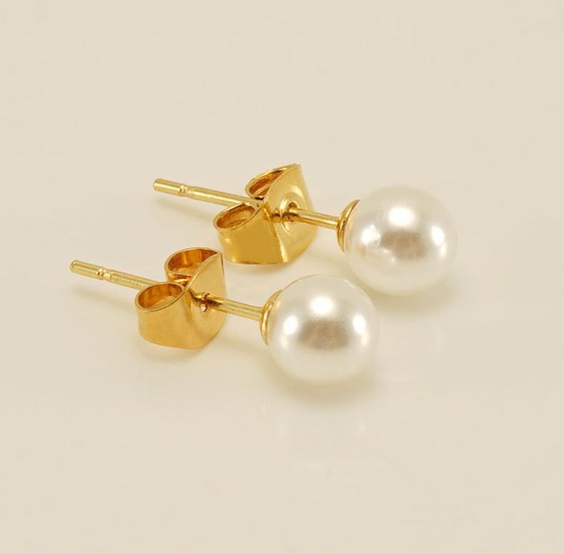 Ear Stud with Pearl