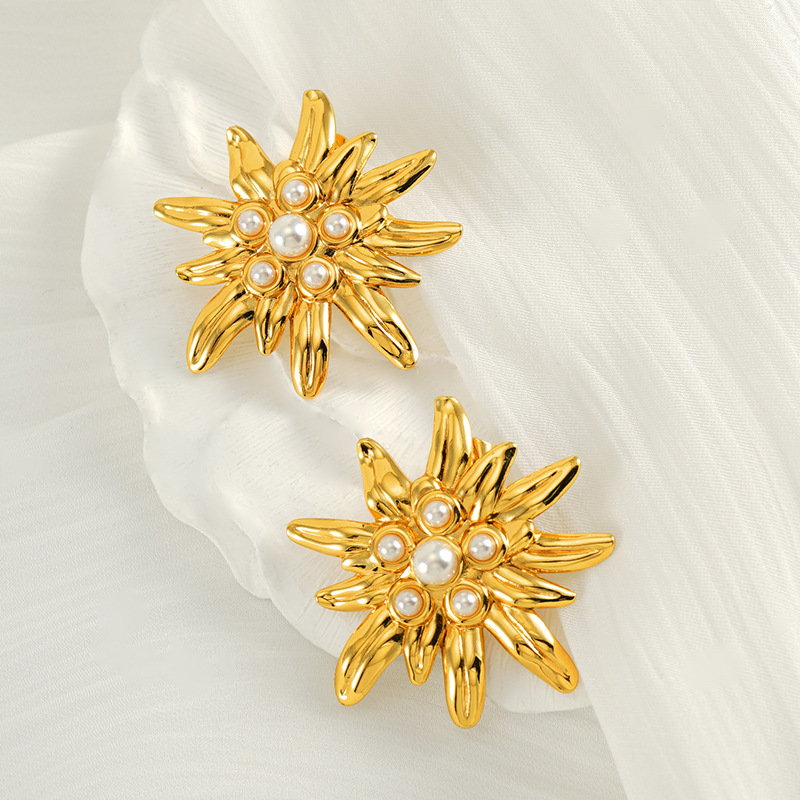 Flower-top Ear Stud with Pearl