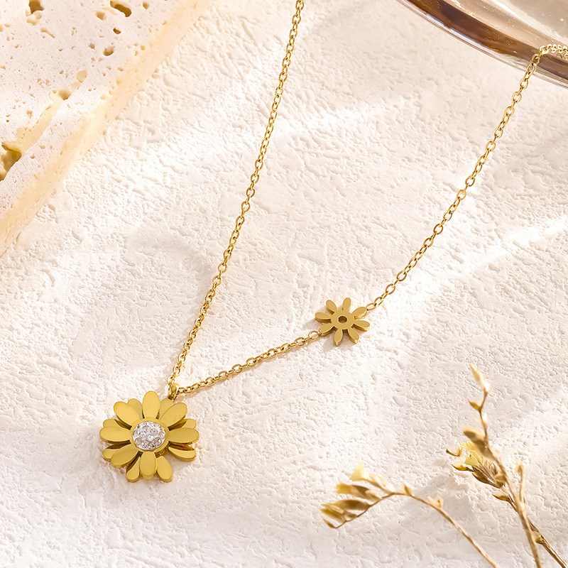 Necklace with Daisy