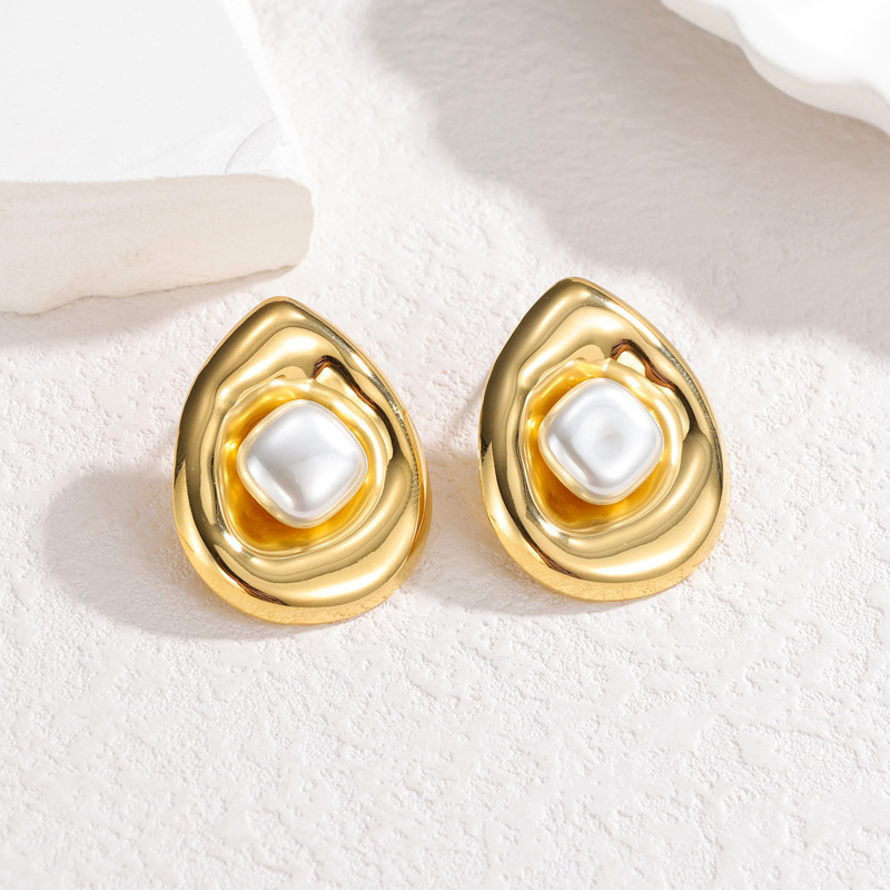 Ear Stud with Pearl