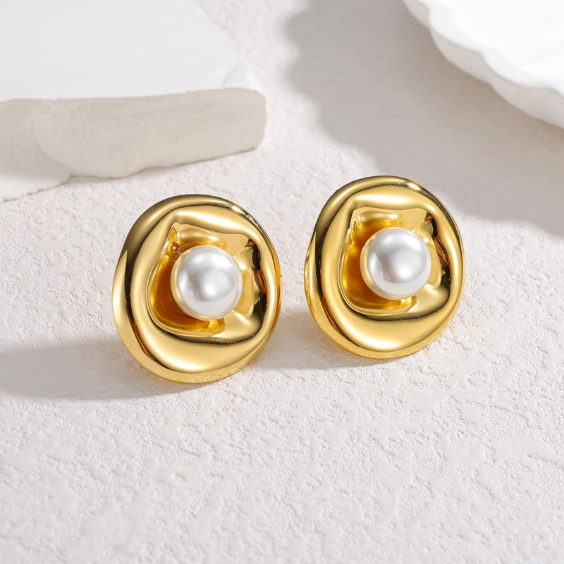 Ear Stud with Pearl