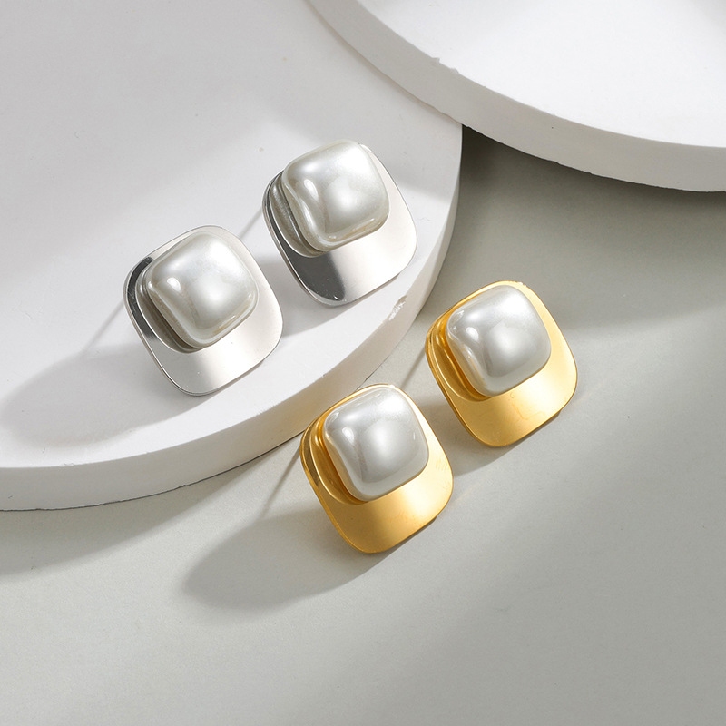 Ear Stud with Pearl