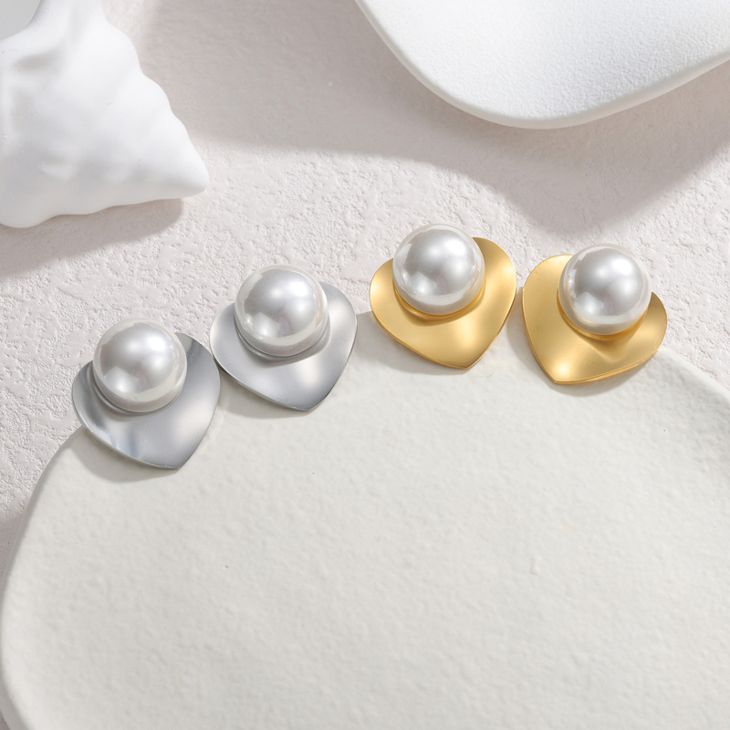 Ear Stud with Pearl