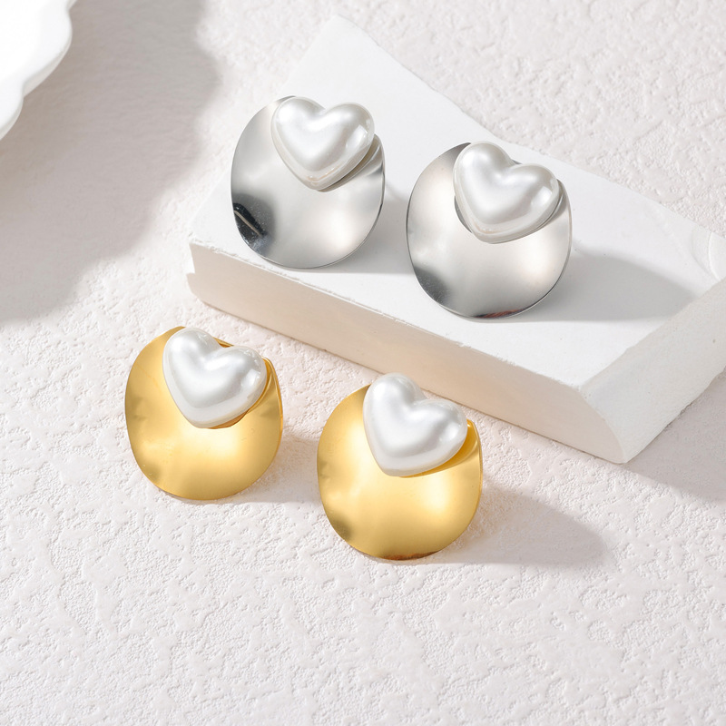 Ear Stud with Pearl