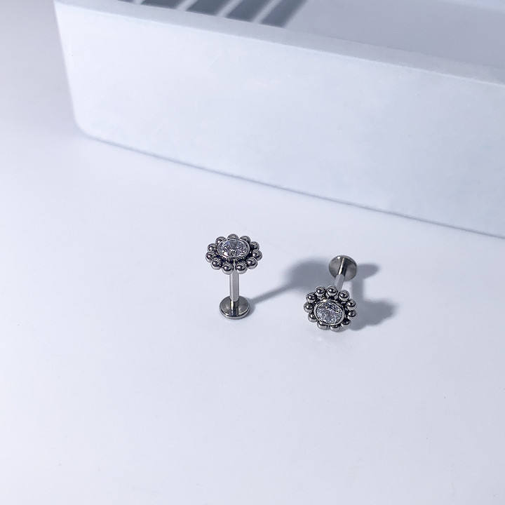 F136 Titanuim Piercing Stud with Chic CZ(图1)