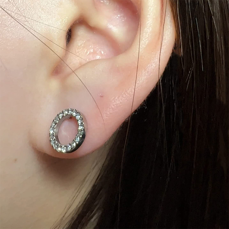 Titanium Ear Stud with CZ(图1)