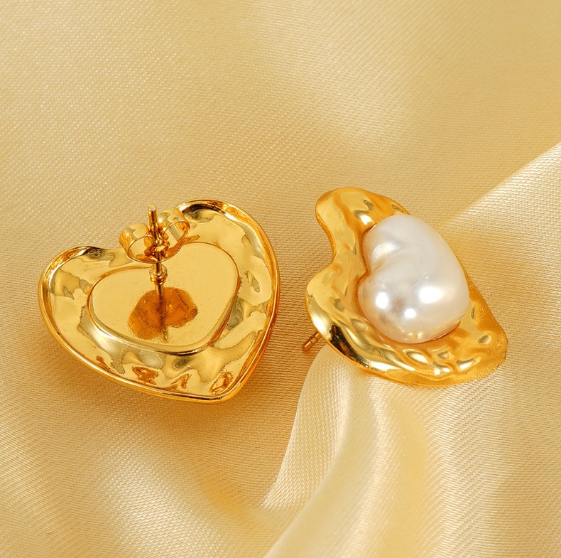 Heart-shaped Ear Stud with Pearl(图1)