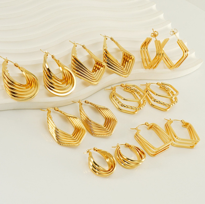 Ear Hoop in Gold Color(图1)