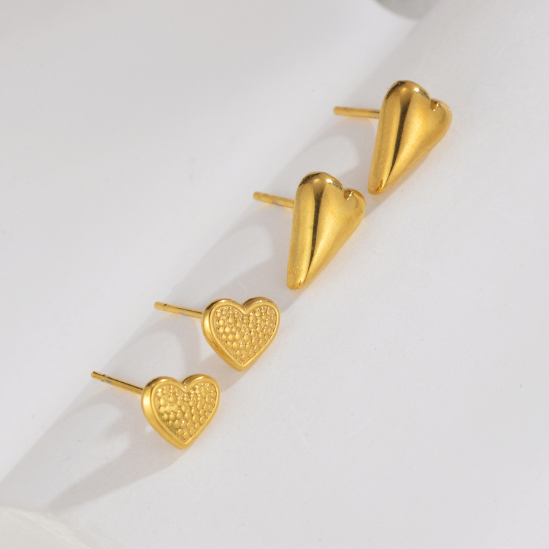 Ear Stud with Heart Top(图1)